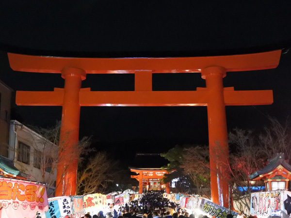 1月1日午前0時の伏見稲荷大社